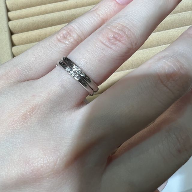 ダイヤのデザインの違いを確認するために重ねづけたときの写真