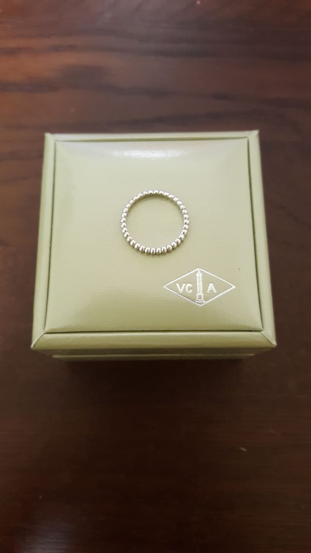 一周同じ丸いモチーフで囲まれているデザインです。