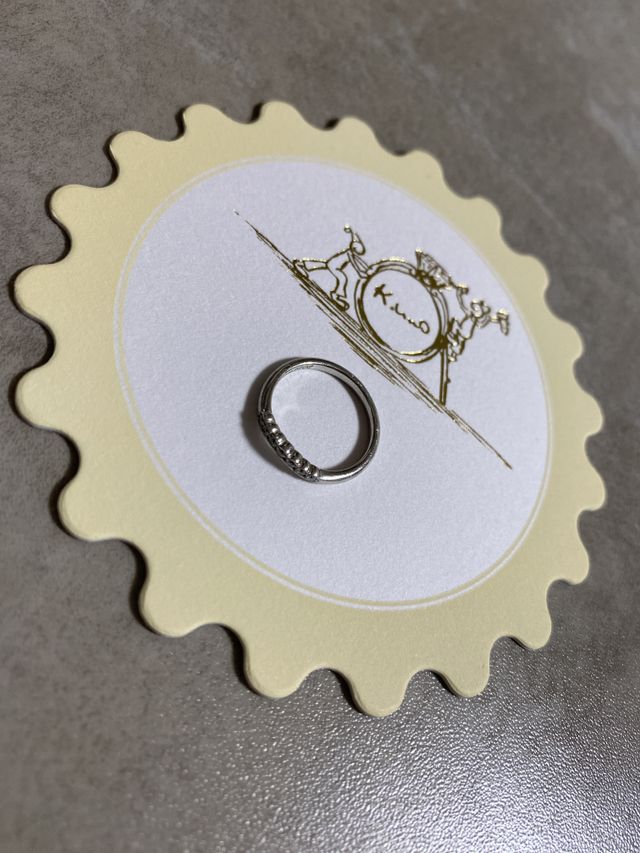 カーブが指を細く見せてくれて、とっても可愛いデザインです！