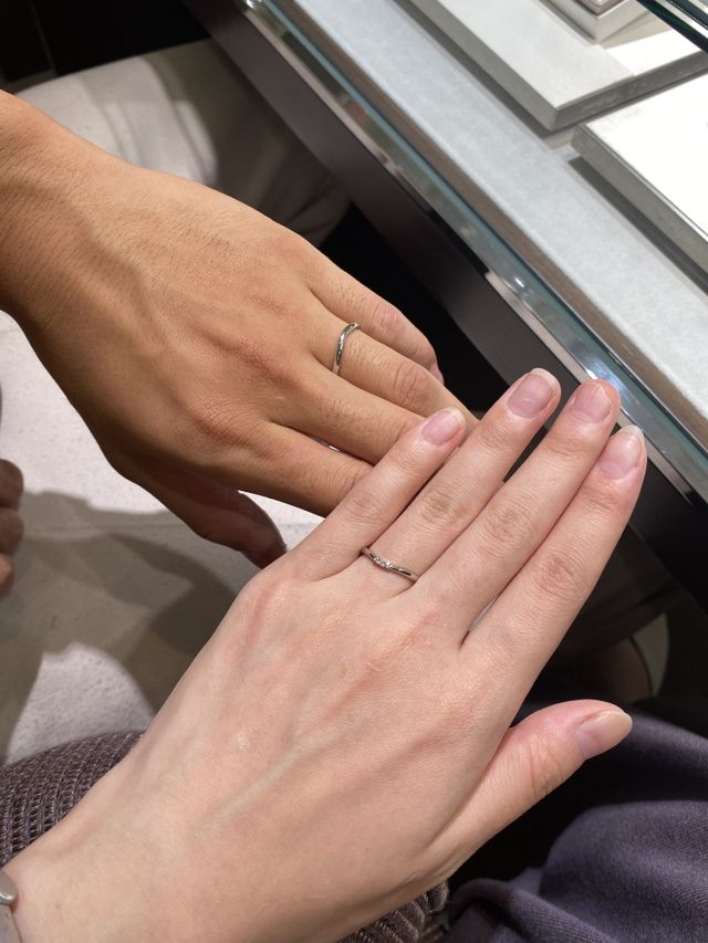 Vになっているデザインの細めの指輪を試着しました。