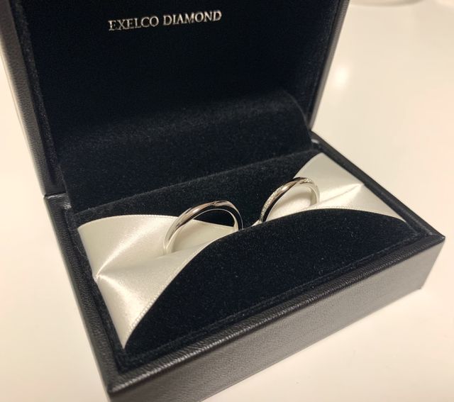 左が新郎、右が新婦の指輪。