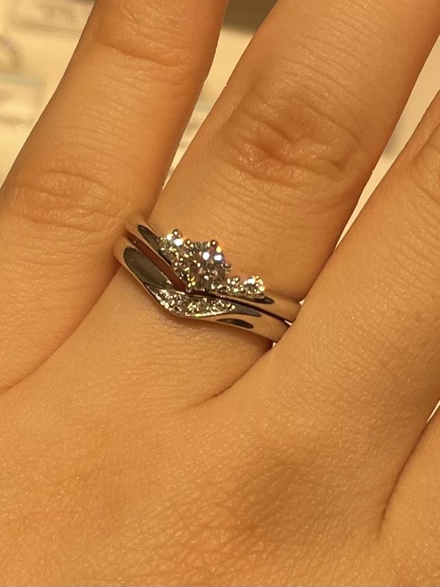 アシンメトリーなメレダイヤがついた婚約指輪とセットの結婚指輪