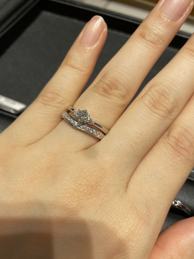 セットリングで、結婚指輪はエタニティバージョン