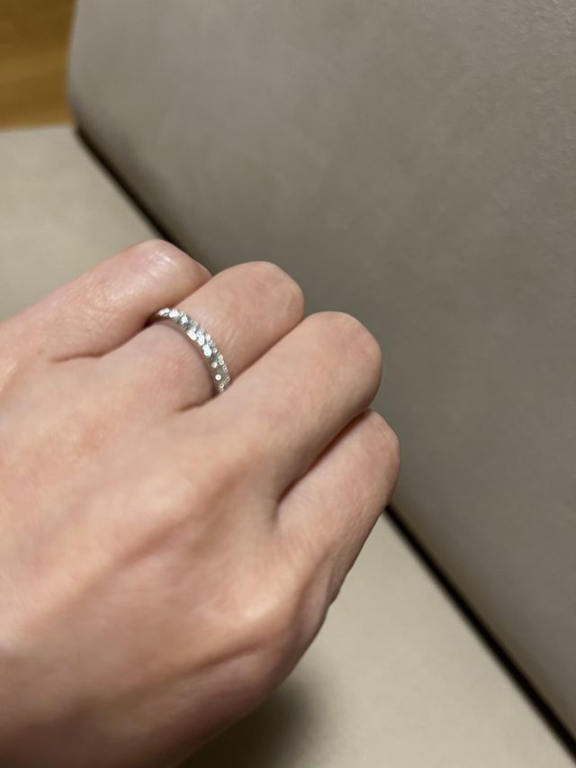 ダイヤモンドがとても綺麗で、光に当たると更に輝きが増します。