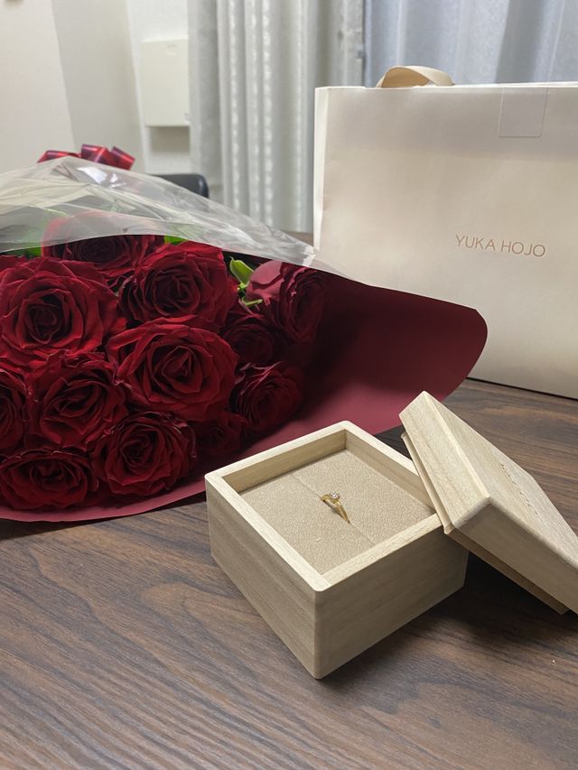 12本の薔薇と一緒に、婚約指輪をいただきました。