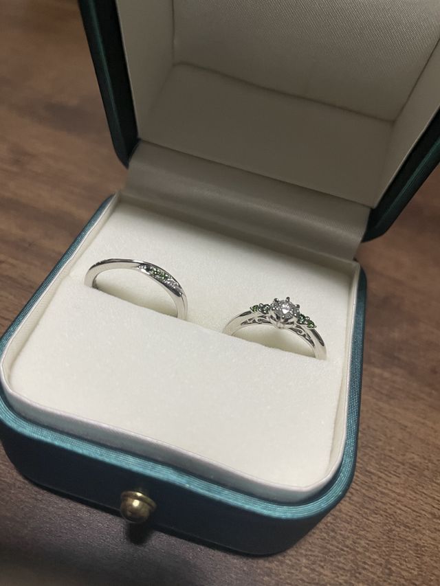 婚約指輪はフルオーダーで、グリーンのカラーダイヤを入れてます