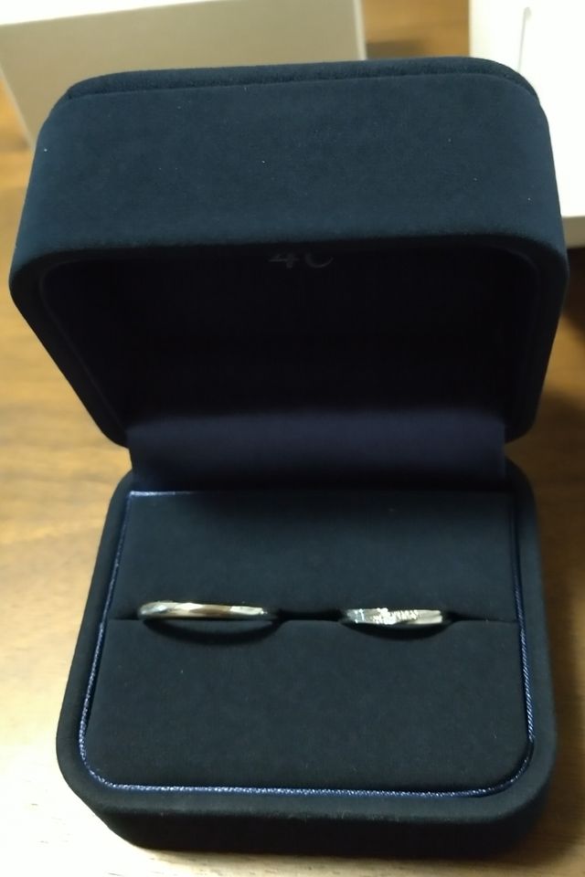 結婚指輪をペアで購入した時に撮った写真です。