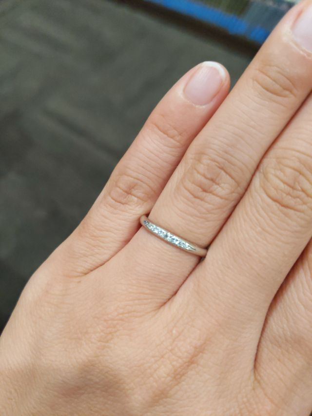 細めのリングとダイヤモンド入りのデザインを探していました。