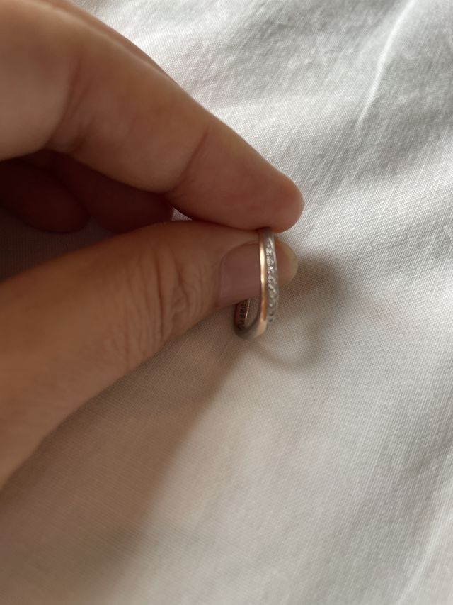 新婦用のリングです！ダイヤが流線型に入っています。