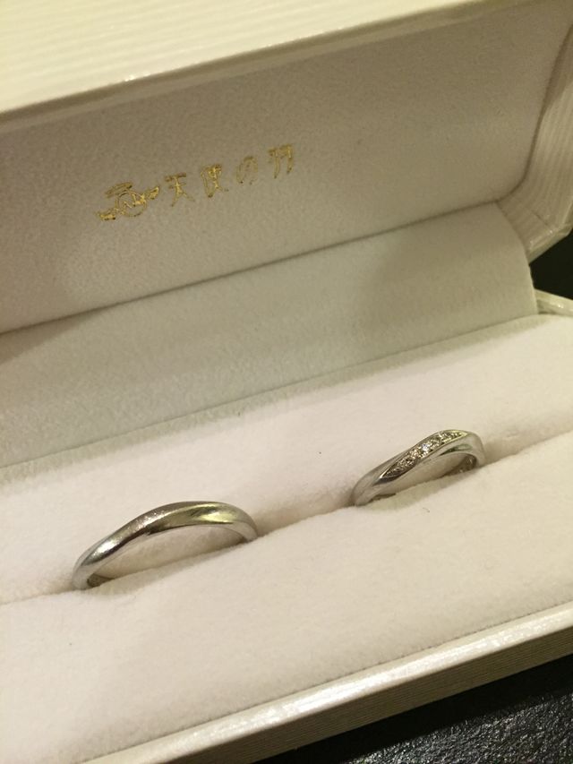 左が主人、右が女性のものです