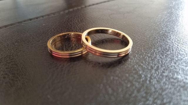 入籍した日付とお互いのイニシャルを刻印してもらいました。