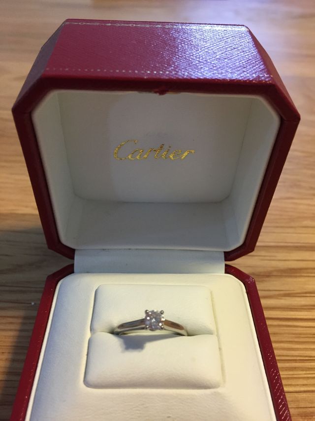 シンプルで女性らしい1粒ダイヤのデザイン