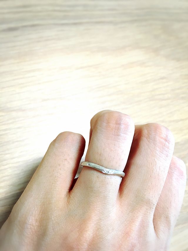 細めのうねりのあるタイプ。真ん中にダイヤが埋め込まれています