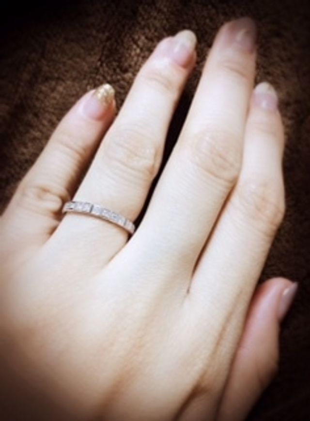 キューブを組合せたデザインに、ダイヤがあしらわれています。