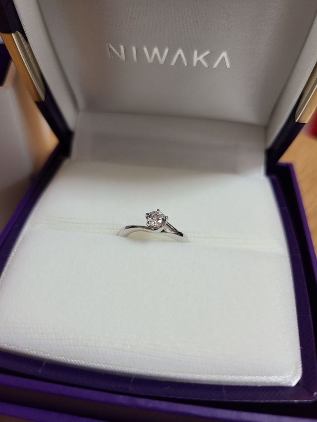 婚約指輪のみのものです。
箱は俄カラーの紫です。
