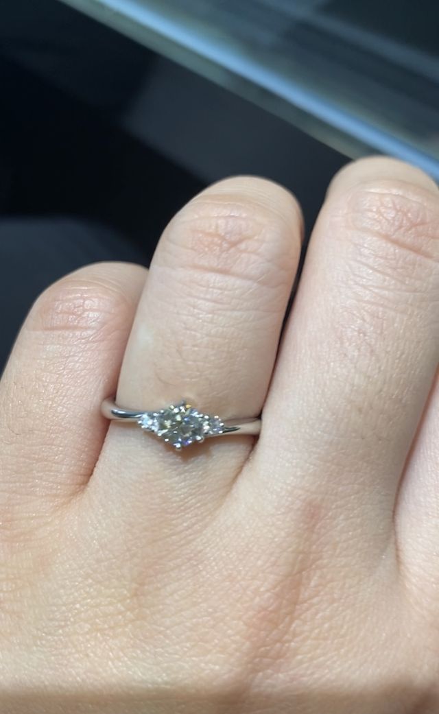 大きいダイヤの両脇に小さいダイヤが施されているものです。