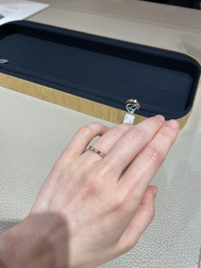 ショーメのビーマイラブのピンクゴールドハーフエタニティリング