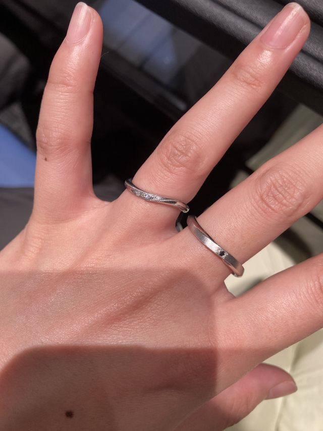 メンズのリングはブラックダイヤが入っていましたがダイヤなしに