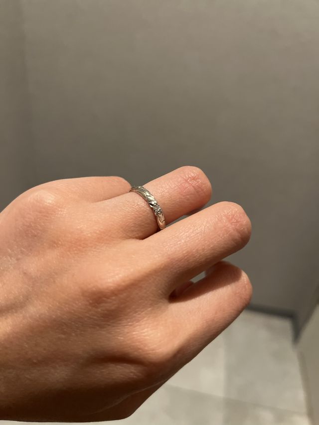 主張しすぎない細めのリング