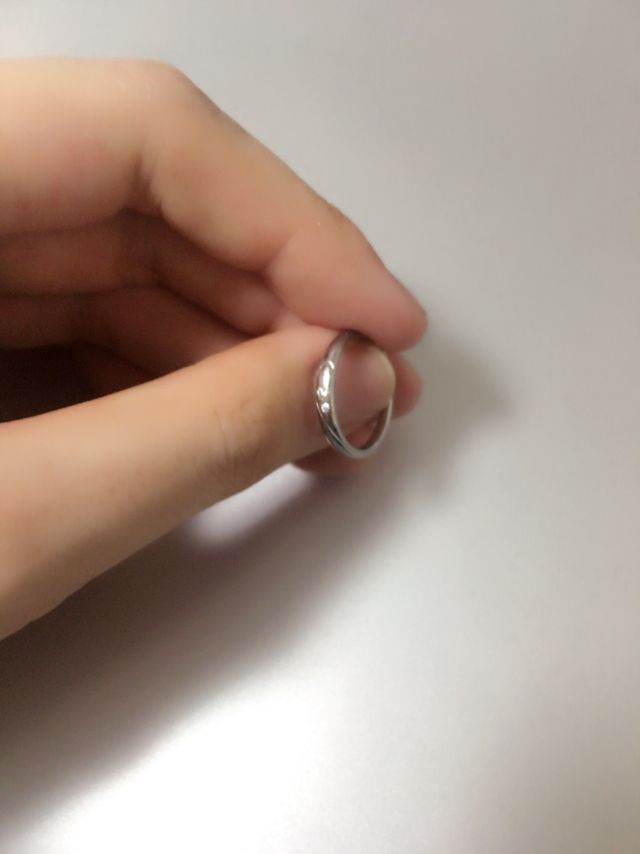 外したところ、ダイヤが二つ付いているタイプです