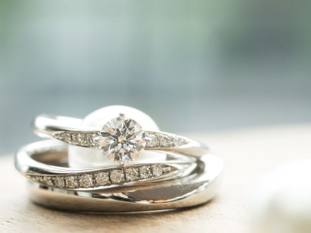 同タイプの結婚指輪と重ね付けも。