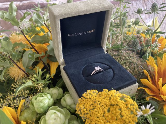 爪の背が高いので、光が入って石が大きくキラキラして見えます