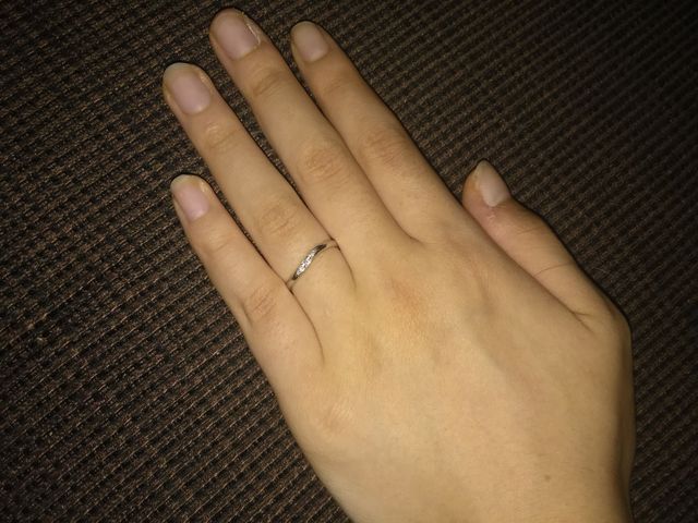 緩やかなカーブで繊細なデザインです!!肌なじみが良いのも◎