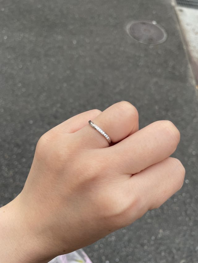 中指や小指とも当たらず違和感なく着用できます。