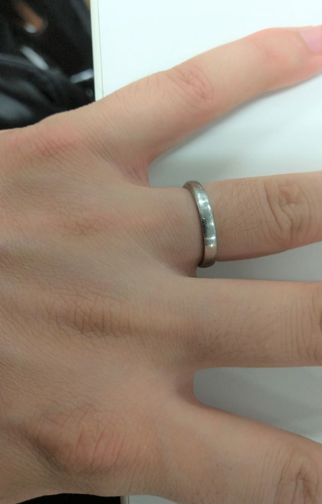 俄（にわか）の「唐花」という指輪のメンズです。