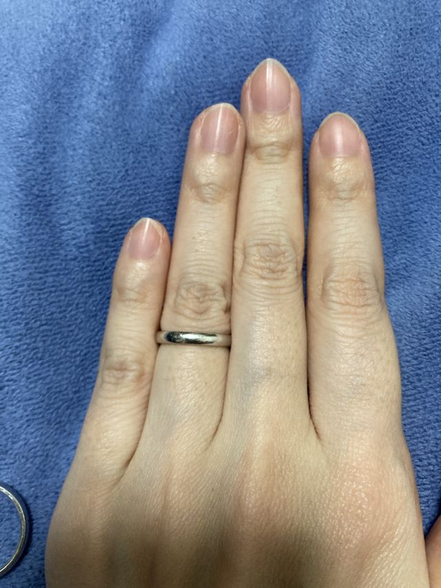 シンプルなプラチナの結婚指輪です。価格はお安く良心的です