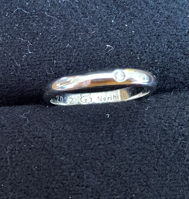 お互いの指輪に相手の名前と結婚をした年号を手書きで印字！