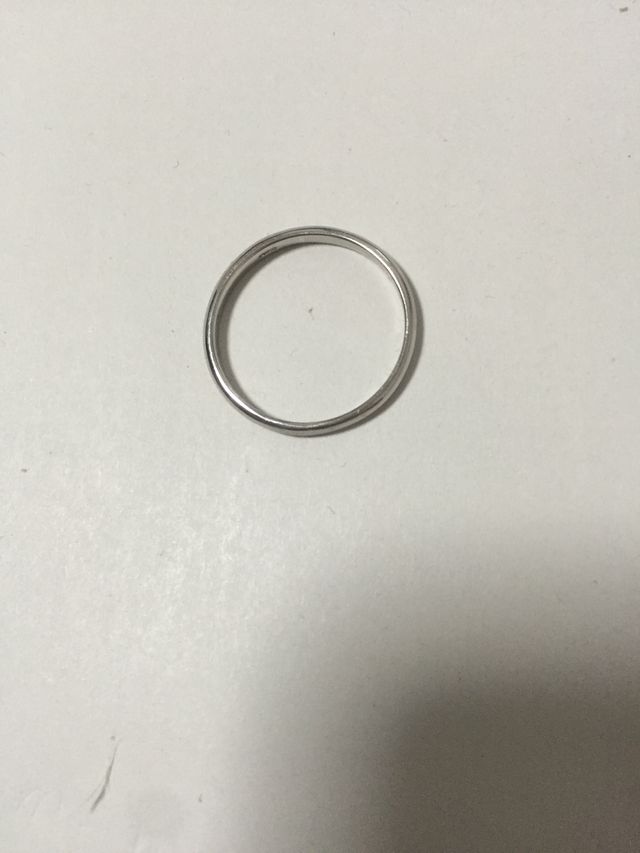 細めで柄なしのシンプルなデザインです。