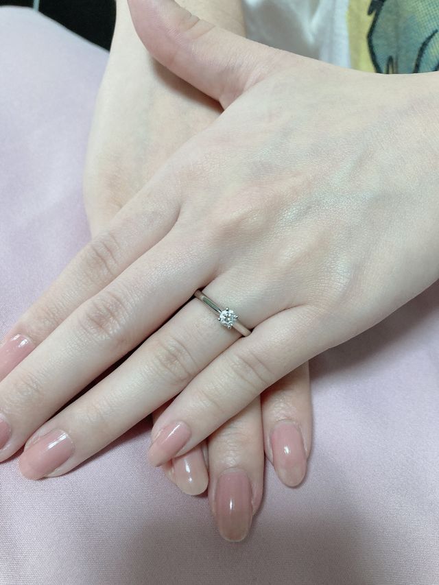 存在感のあり、指元を動かすたびに眩い輝きが美しいです。