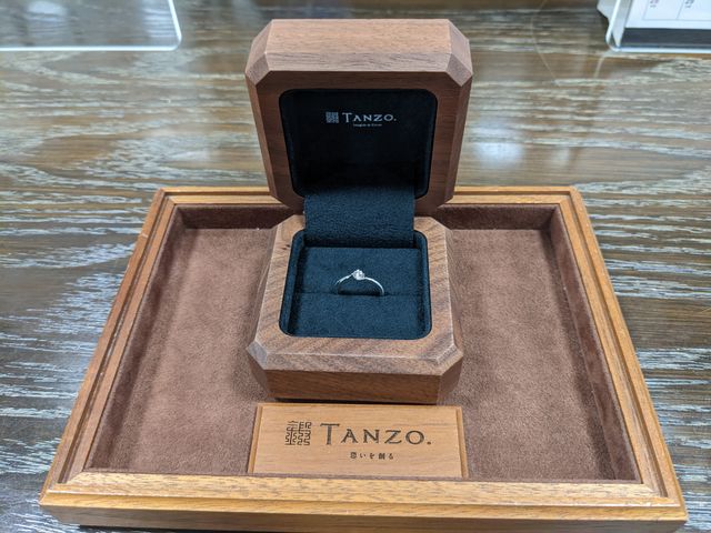 シックな箱に入っており、高級感があります。