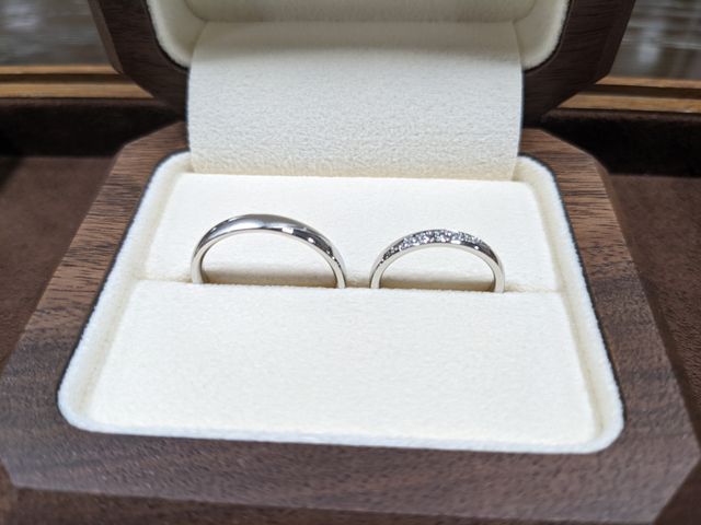 くるみの木を彫って作った高級感がある箱に入っています