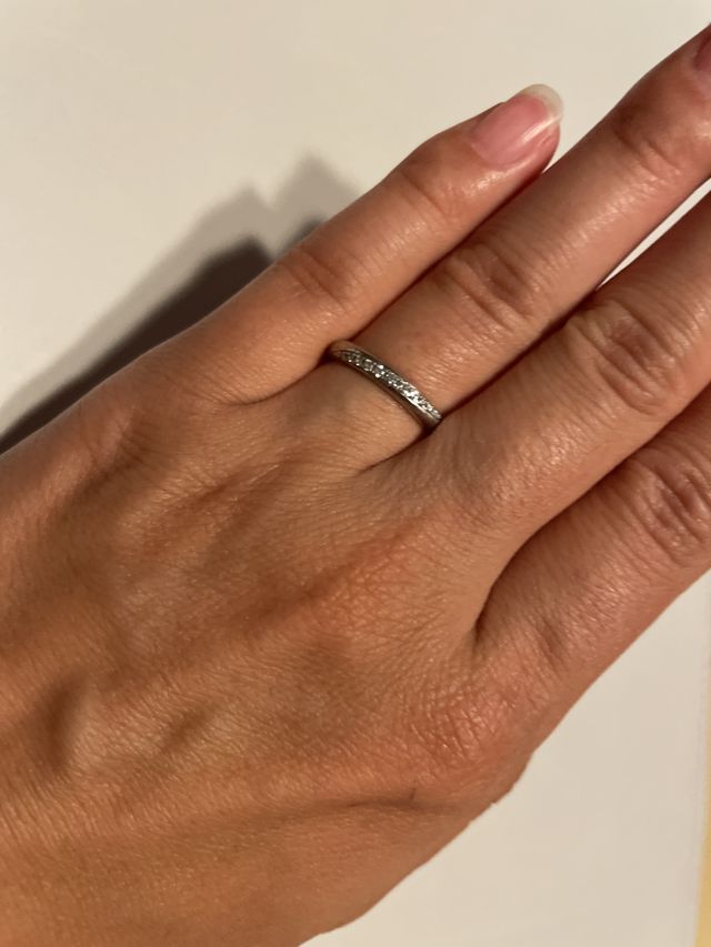 シルバーリングです。ダイアが付いていてキラキラしています。