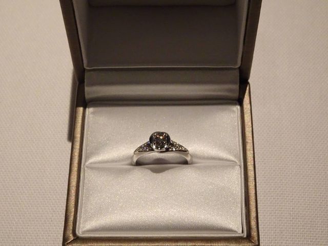 ダイヤの周りにプラチナが囲われていて豪華な印象です。