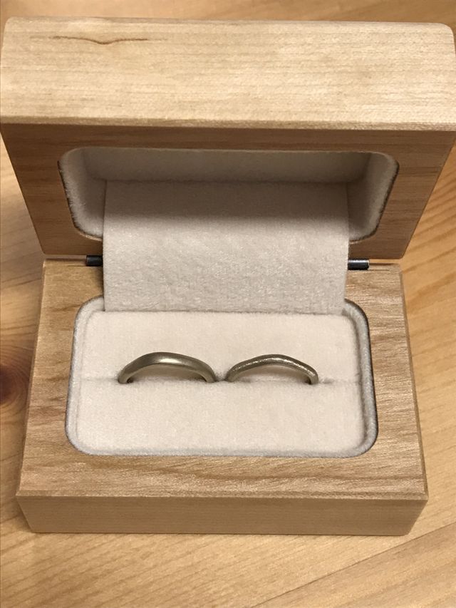 形は五角形です。
つけ心地か凄く良くて夫婦で即決しました。
