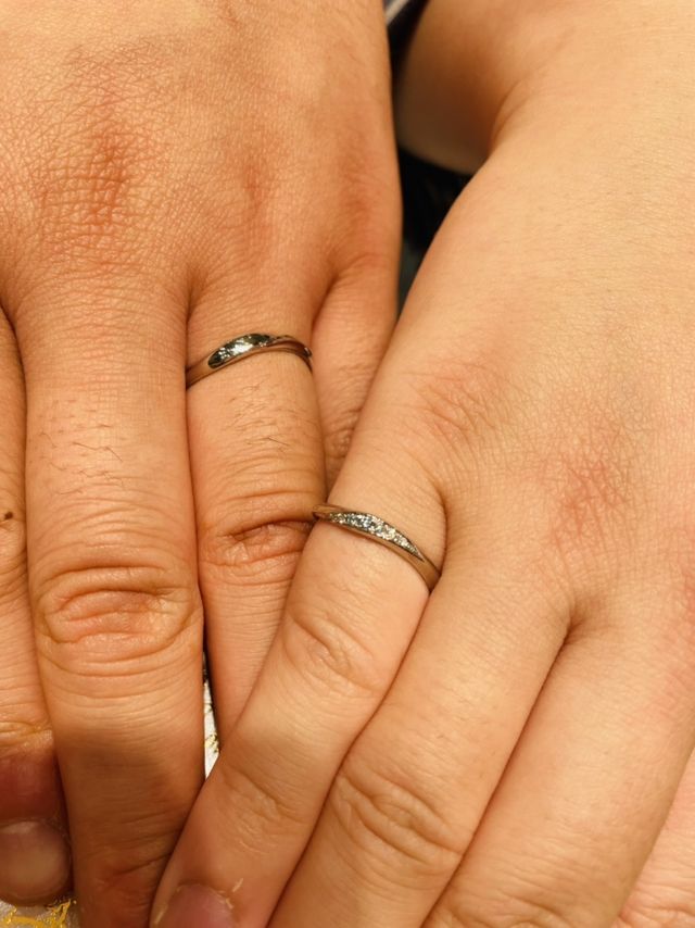 指輪の外観確認のため、店舗にあるサイズで試着