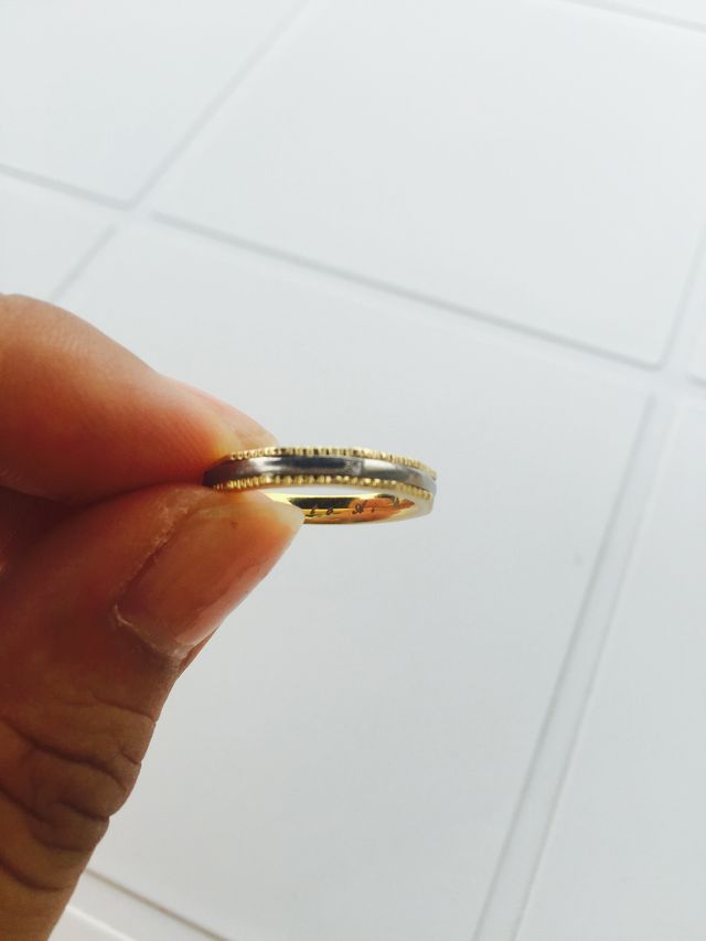 センターに埋め込まれた小さなダイヤが可愛い✴︎