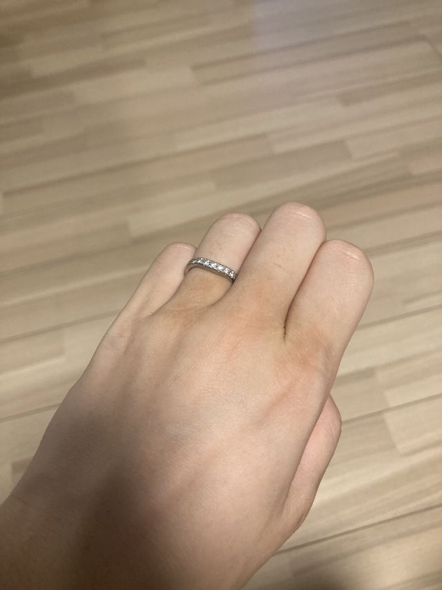 カーブがあり、ダイヤは大きめでキラキラして可愛いです。