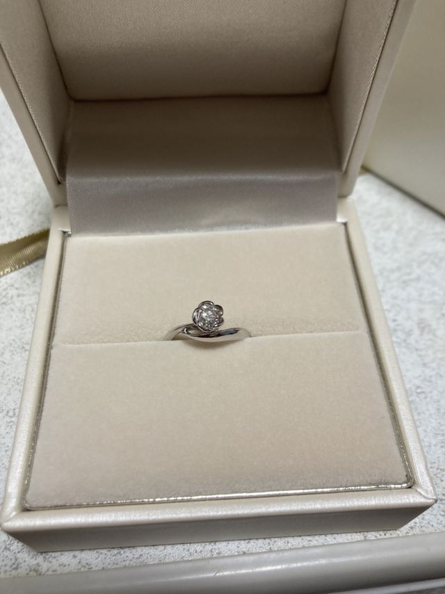 横からみたら、お花の形！
ダイヤは２人で選びました。