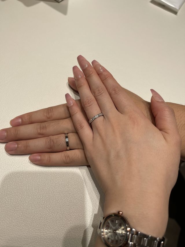 完成した結婚指輪を着用している写真です。