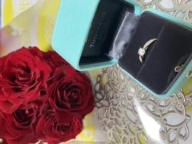 中心に一粒のダイヤ、周りに小さなダイヤが複数ついています。