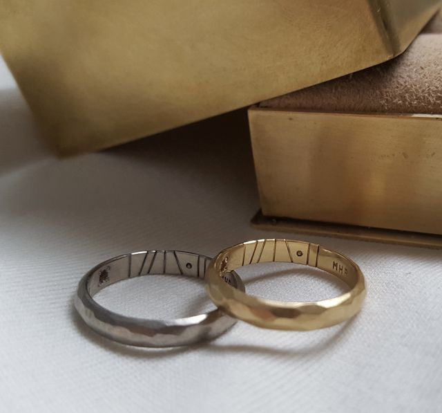 内側には想いをこめたむすびの印を刻印、指輪幅は太めに