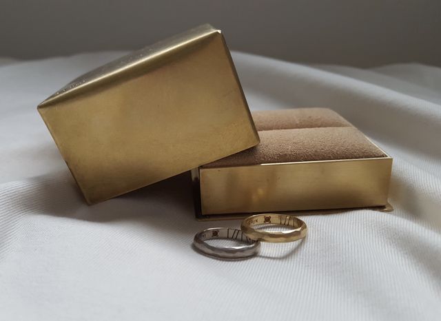 粗めの削りのテクスチャー、入籍日、ガーネット、相手の名の刻印