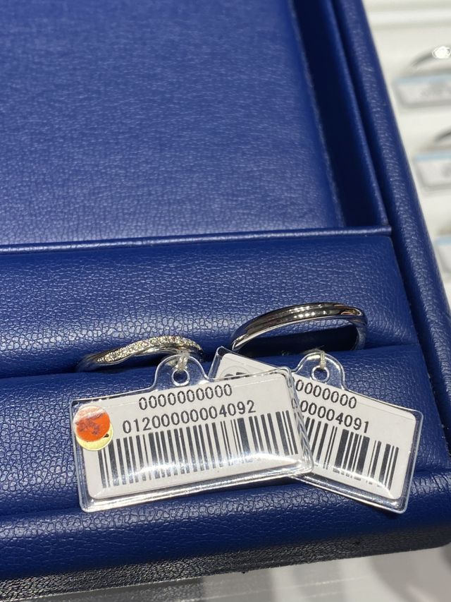 ペアの結婚指輪です。