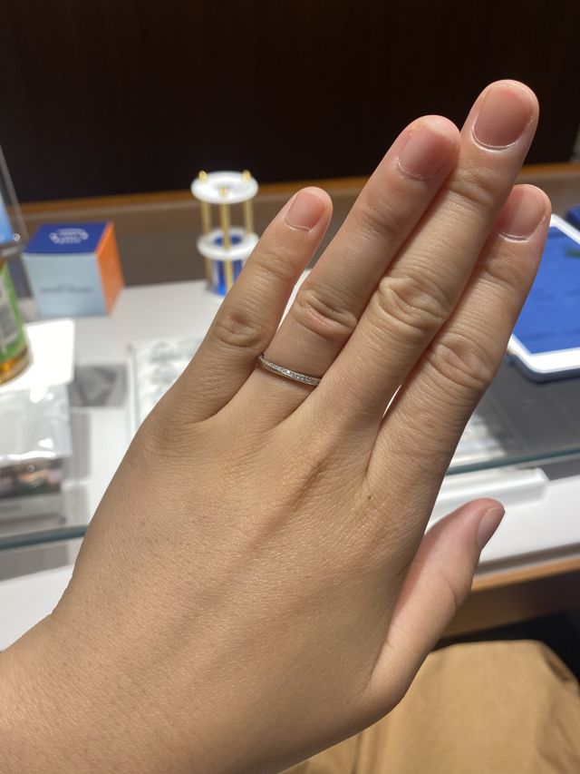 ブーケという名前の指輪です。斜めにダイヤが入っています。