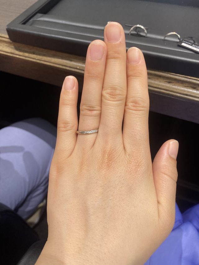 少しだけ端にダイヤが入っている指輪です。