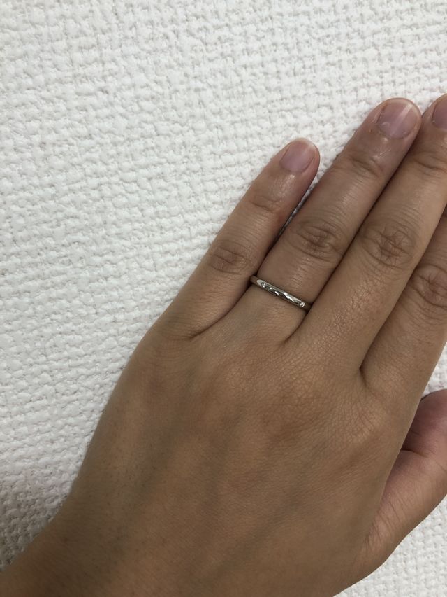 小さなダイヤが二つ埋め込まれています。